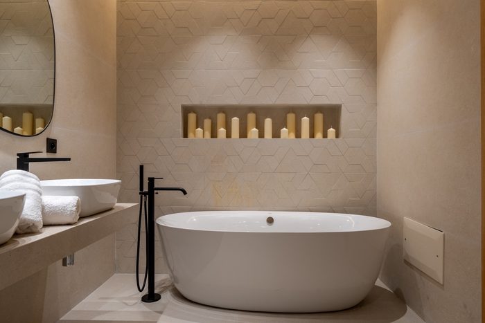 Salle de bain avec baignoire îlot