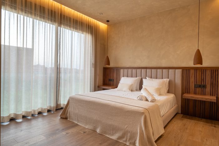 Chambre aux tons crème et bois