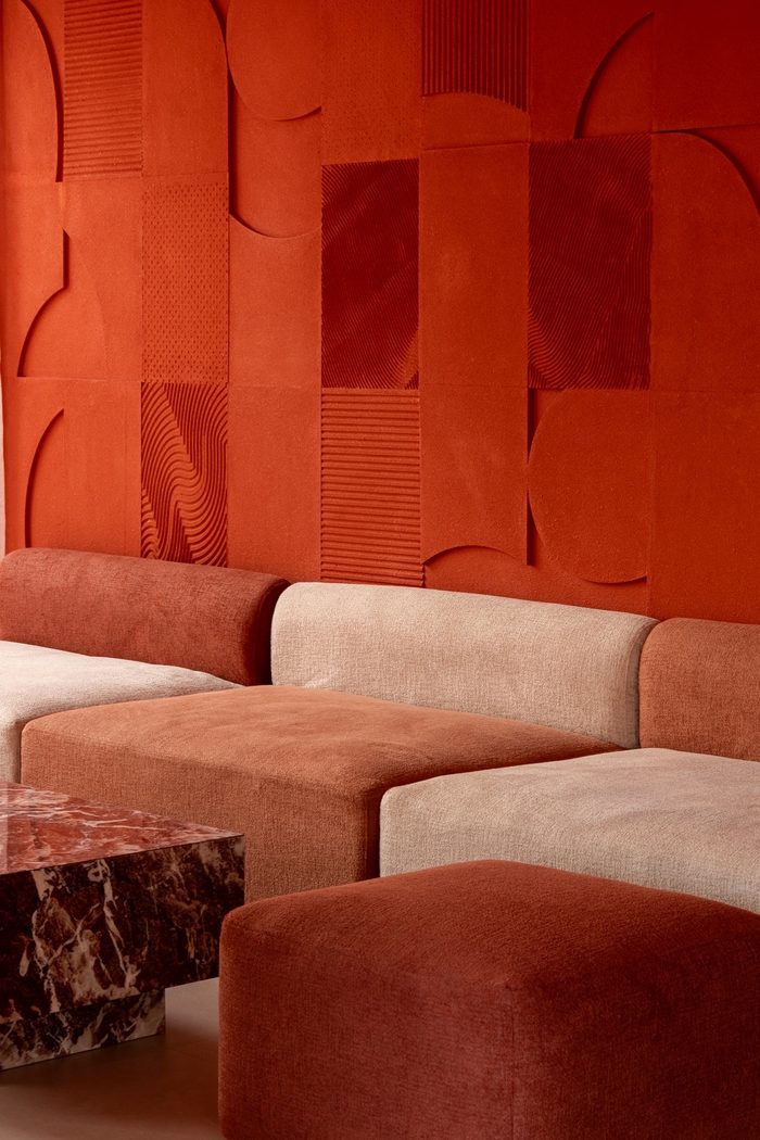 Coin salon terracotta, banquette et bouclé