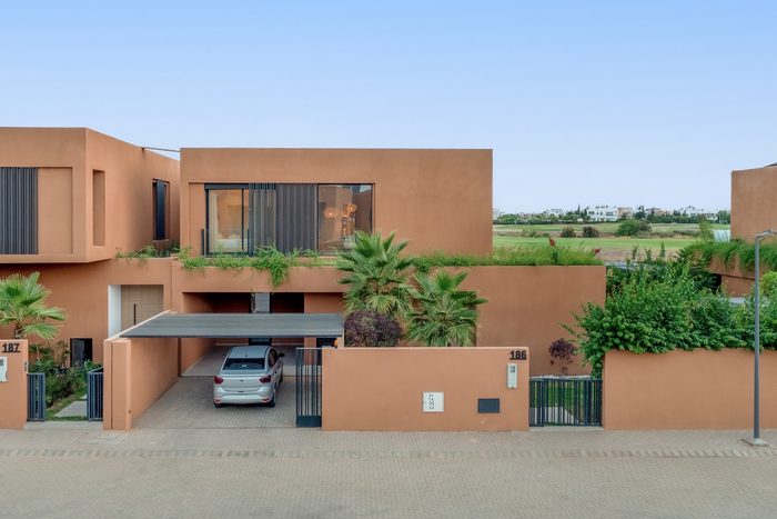 Façade de la villa face au golf