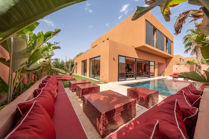 La villa vue depuis la piscine, architecture terracotta