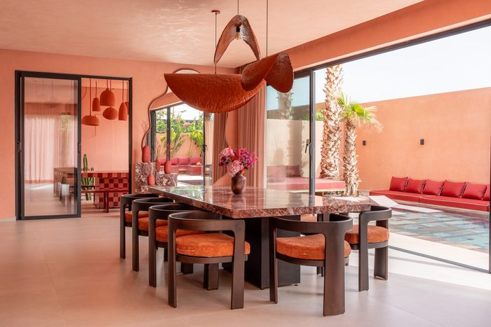 Salle à manger ouverte sur la piscine