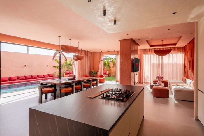 Grand salon ouvert sur la cuisine et la piscine