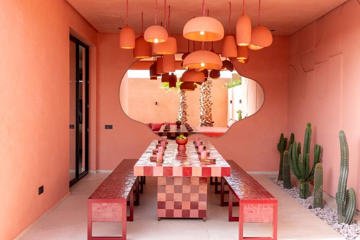 Salle à manger, table damier et suspensions en terre cuite