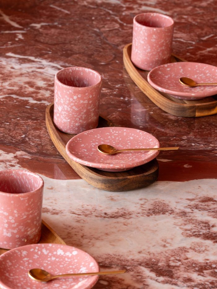 Tasses en terrazzo rose sur marbre rouge