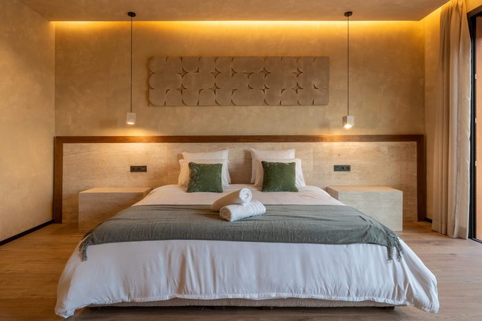 Suite Jana, chambre aux tons crème et bois