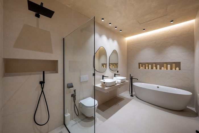 Salle de bain de la suite principale, baignoire et double vasque