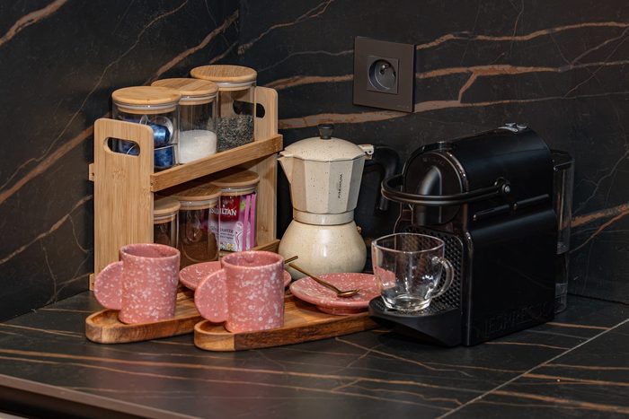 Coin café, machine à expresso et cafetière italienne