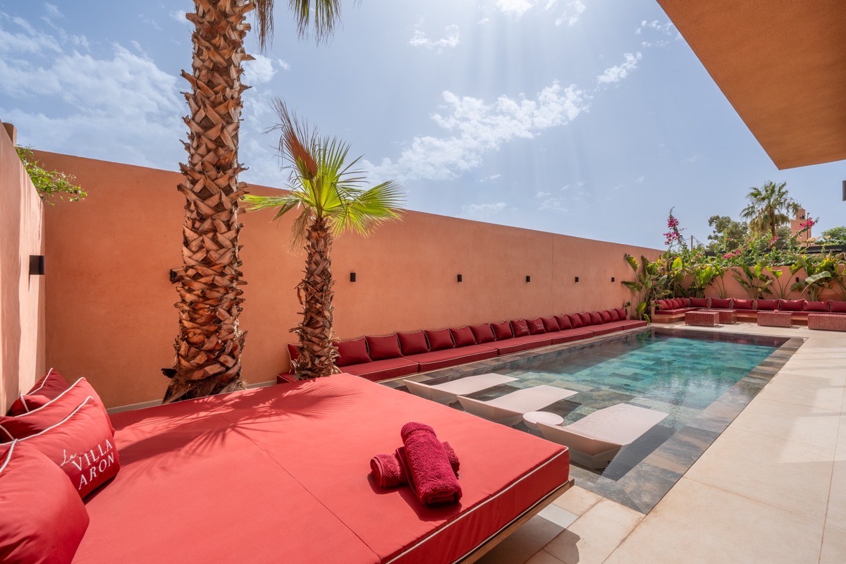La piscine chauffée de la Villa Aron et ses banquettes terracotta