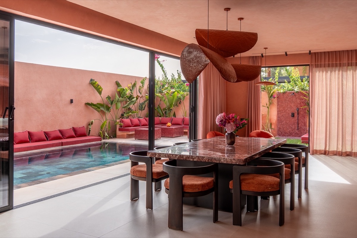 Le salon de la Villa Aron, fauteuils orange et cheminée