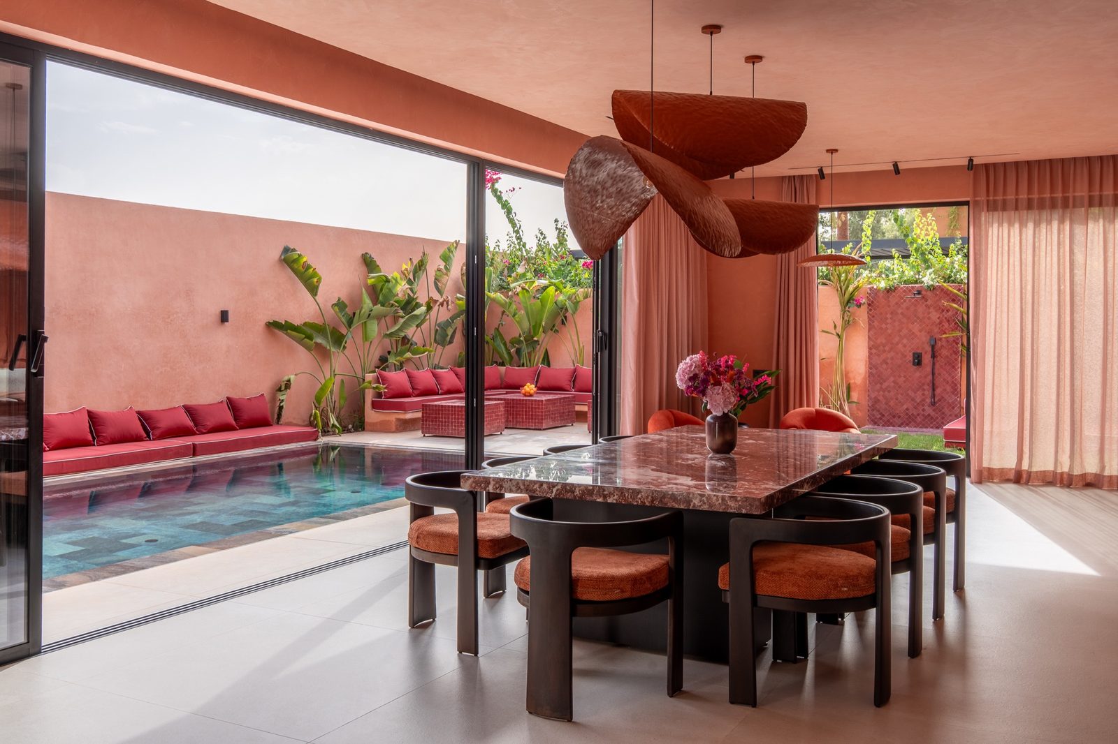 Le salon d’été de la Villa Aron ouvert sur la piscine