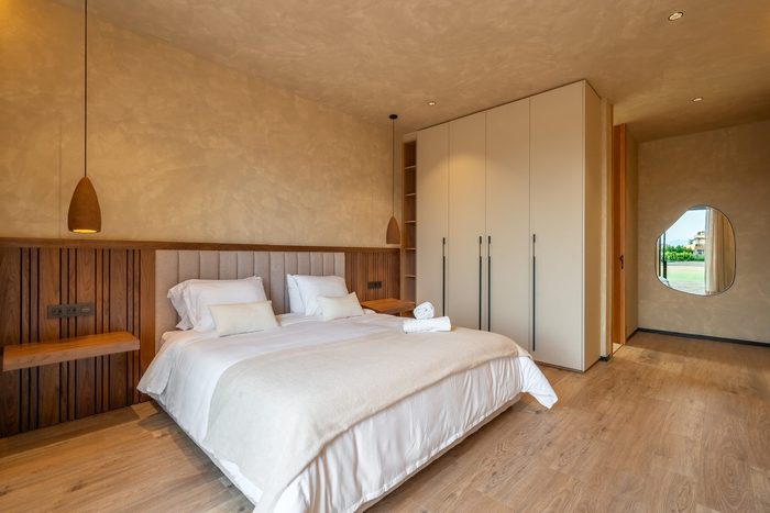 Suite Yasmine — la chambre crème et son dressing