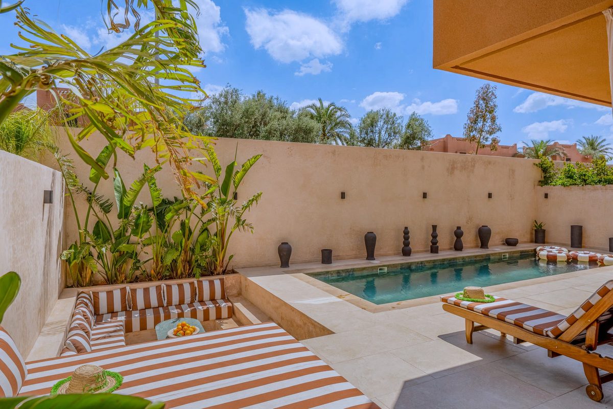 La piscine privée de la Villa Camélia et son salon d’été