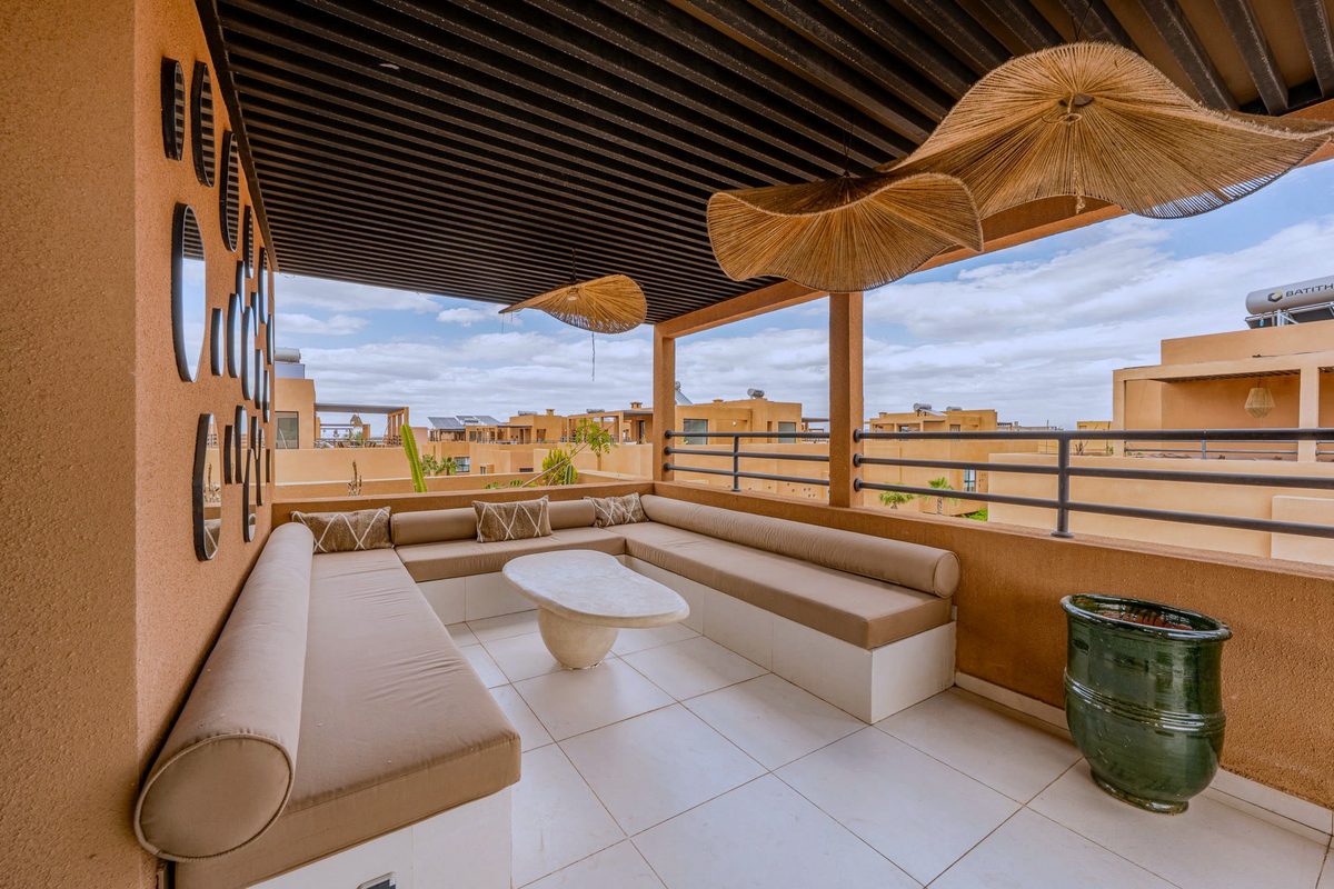 Le rooftop de la Villa Camélia, ouvert sur les palmiers et les sommets de l’Atlas