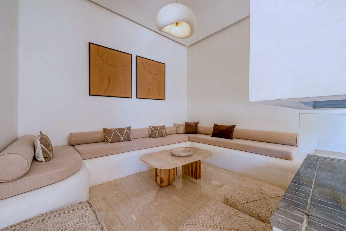 Le salon de la Villa Camélia, banquettes de lin et sol de travertin