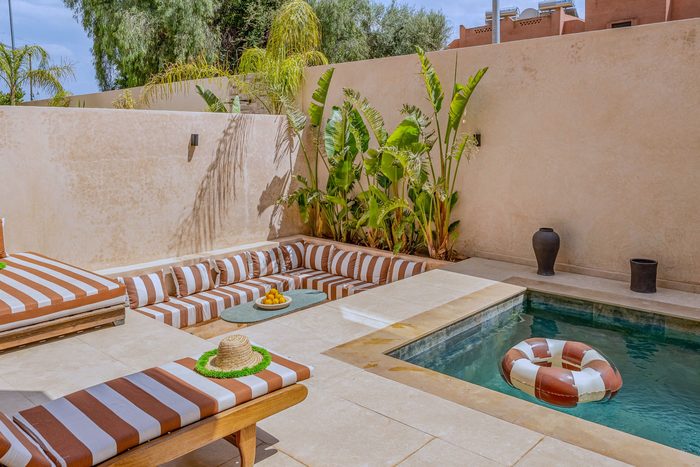 La chambre ouverte sur la piscine
