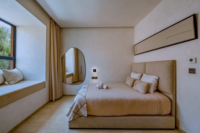 Suite Sahara — la chambre et son grand miroir organique