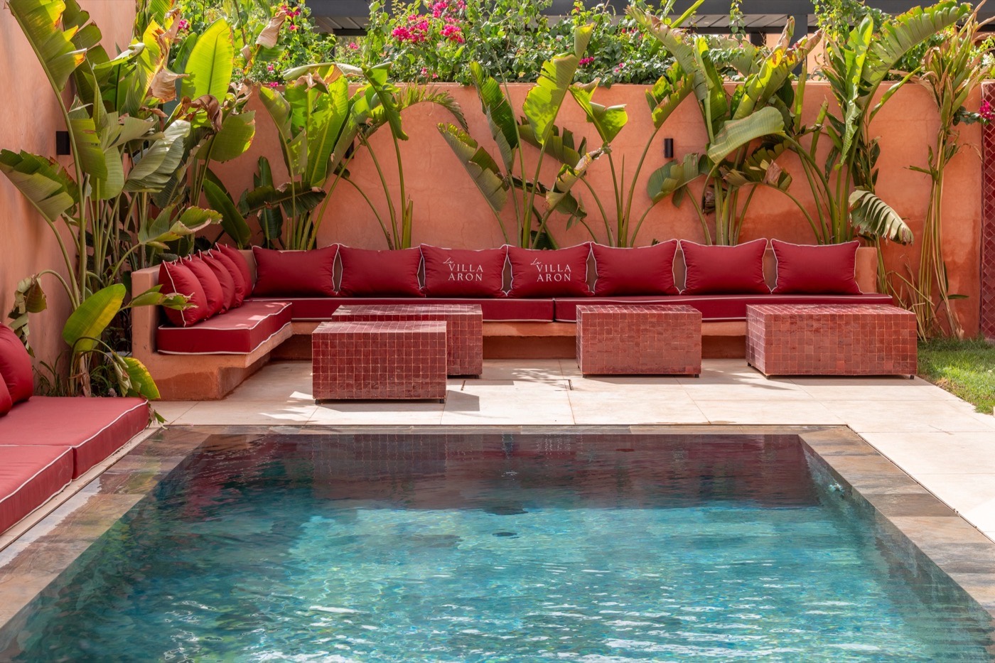 La piscine de la Villa Aron et ses banquettes terracotta