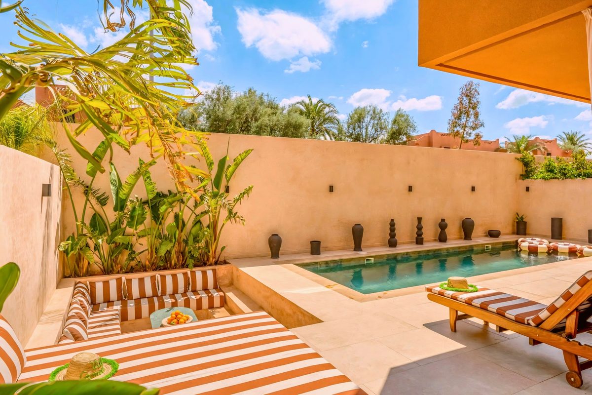 The private pool at Villa Camélia and its summer lounge
