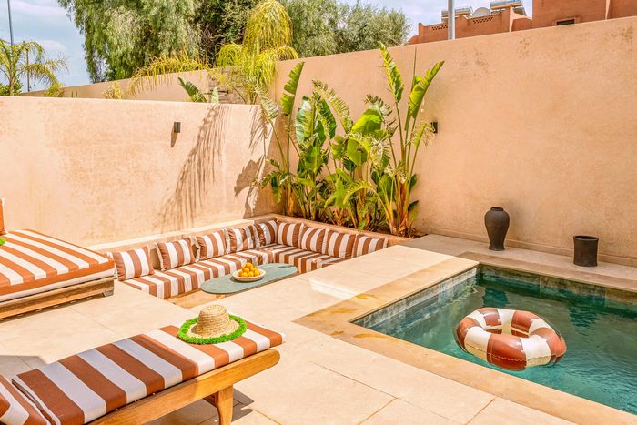 The bedroom opening onto the pool