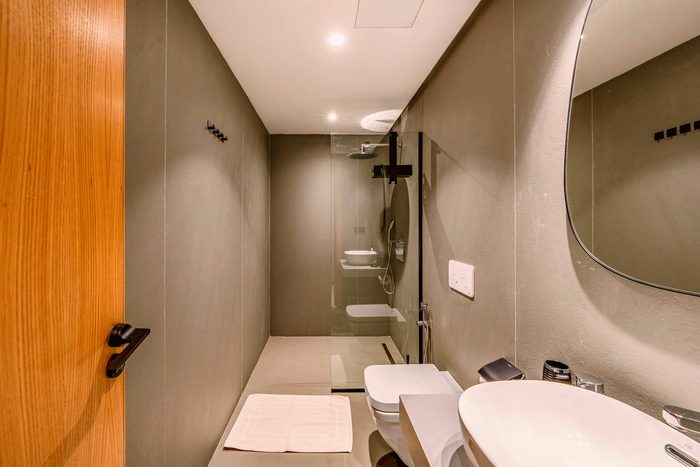 The bathroom of the Oasis suite